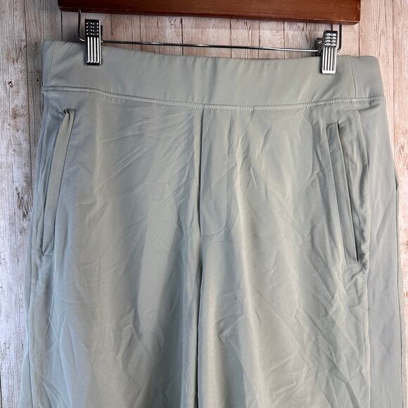 Athleta Athletic Shorts Womens 12 Sage Green Wide Leg Relaxed Pull On Pockets - Picture 4 of 8